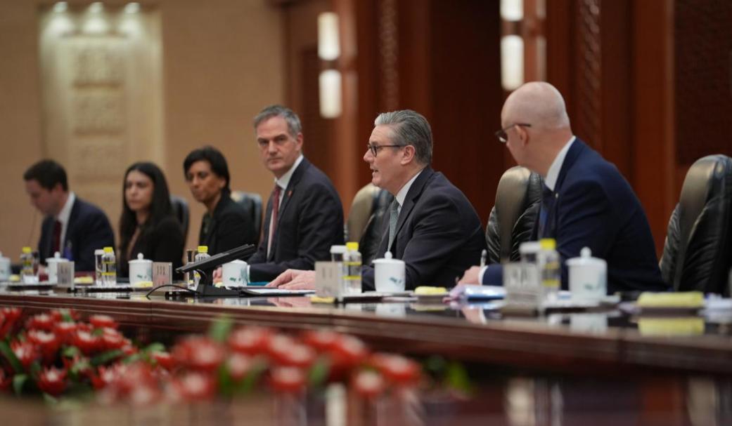 1月29日斯塔默在人民大会堂说话，旁边的人一直盯着，难道是怕英国首相说错话？不光