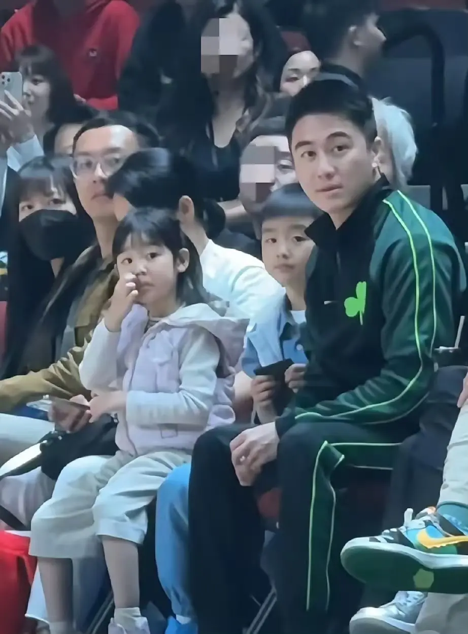 何猷君带娃看球赛，女儿跟他如复制粘贴。何猷君带一双儿女看球赛，儿子长的...