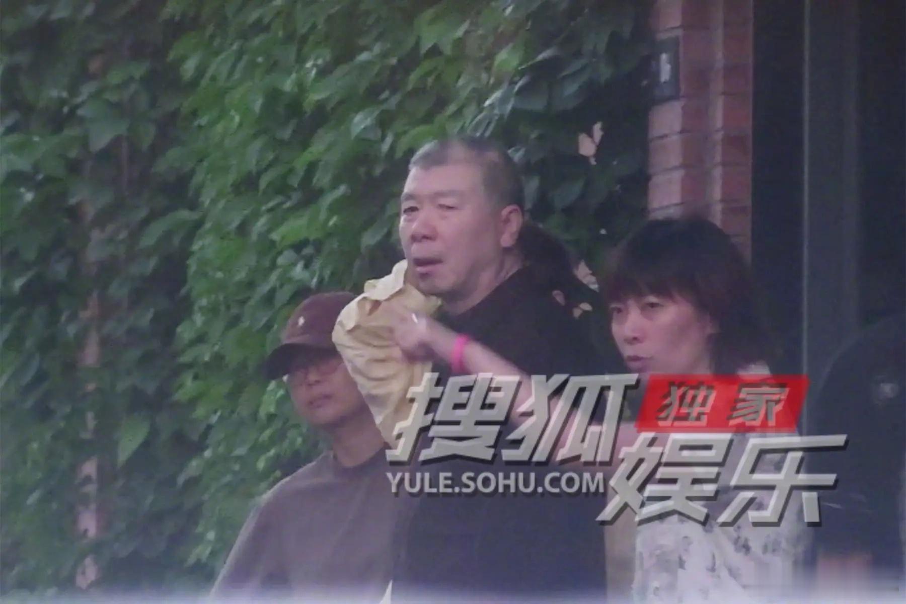 冯小刚带女儿去陈思诚工作室冯小刚和女儿现身陈思诚工作室近日，冯小刚带女儿徐朵现