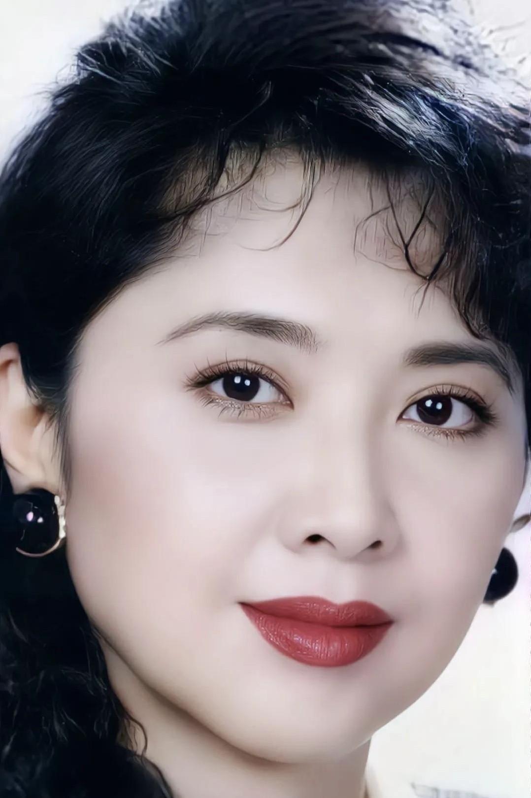 朱琳才是真正的纯天然美女，五官端正大气，人见人爱、花见花开，就算是英拉和刘亦菲来