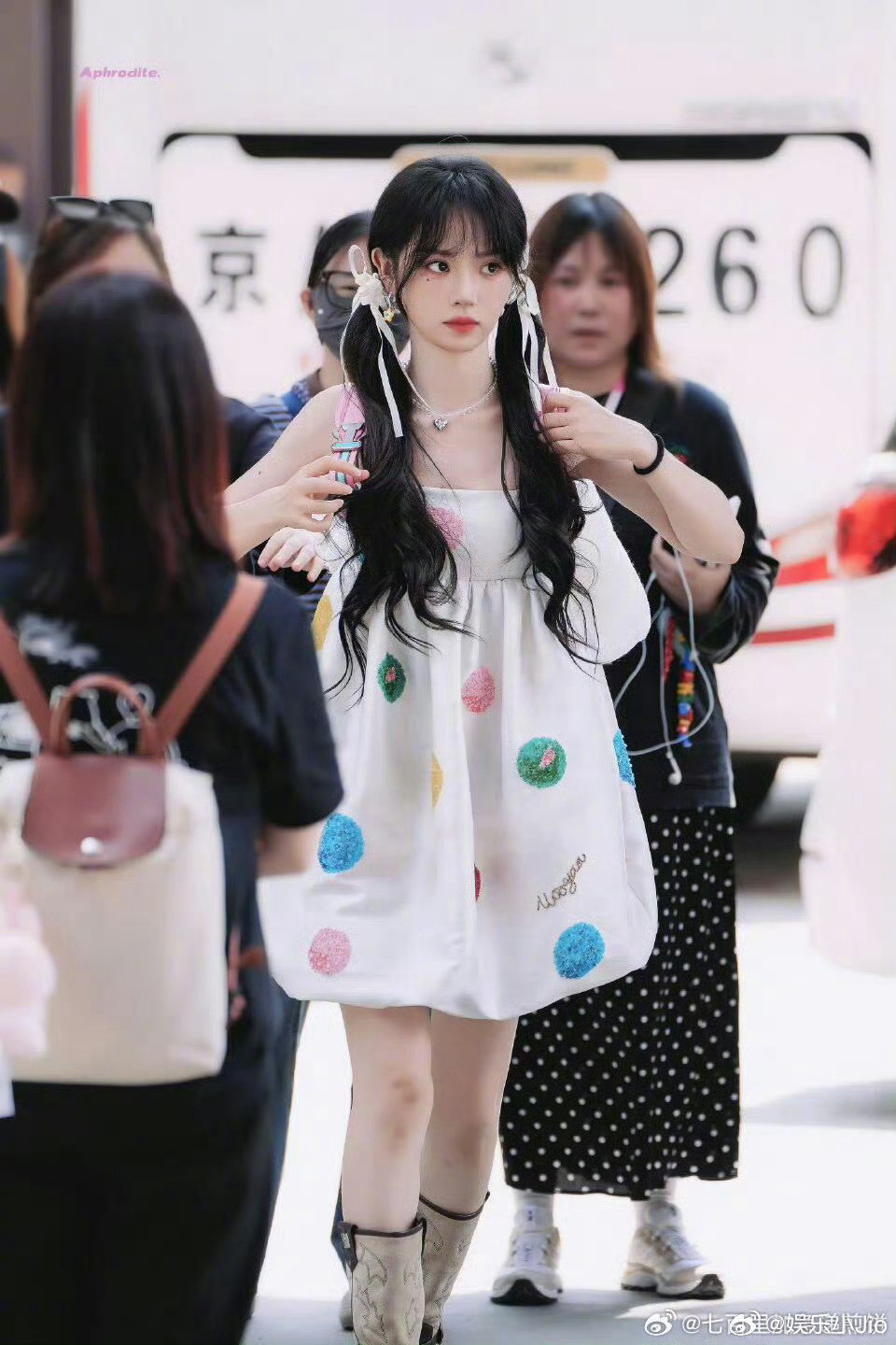 田曦薇此女今天萌出了天际！！！给她穿这件衣服的造型师我不允许任何人忤逆他！！！
