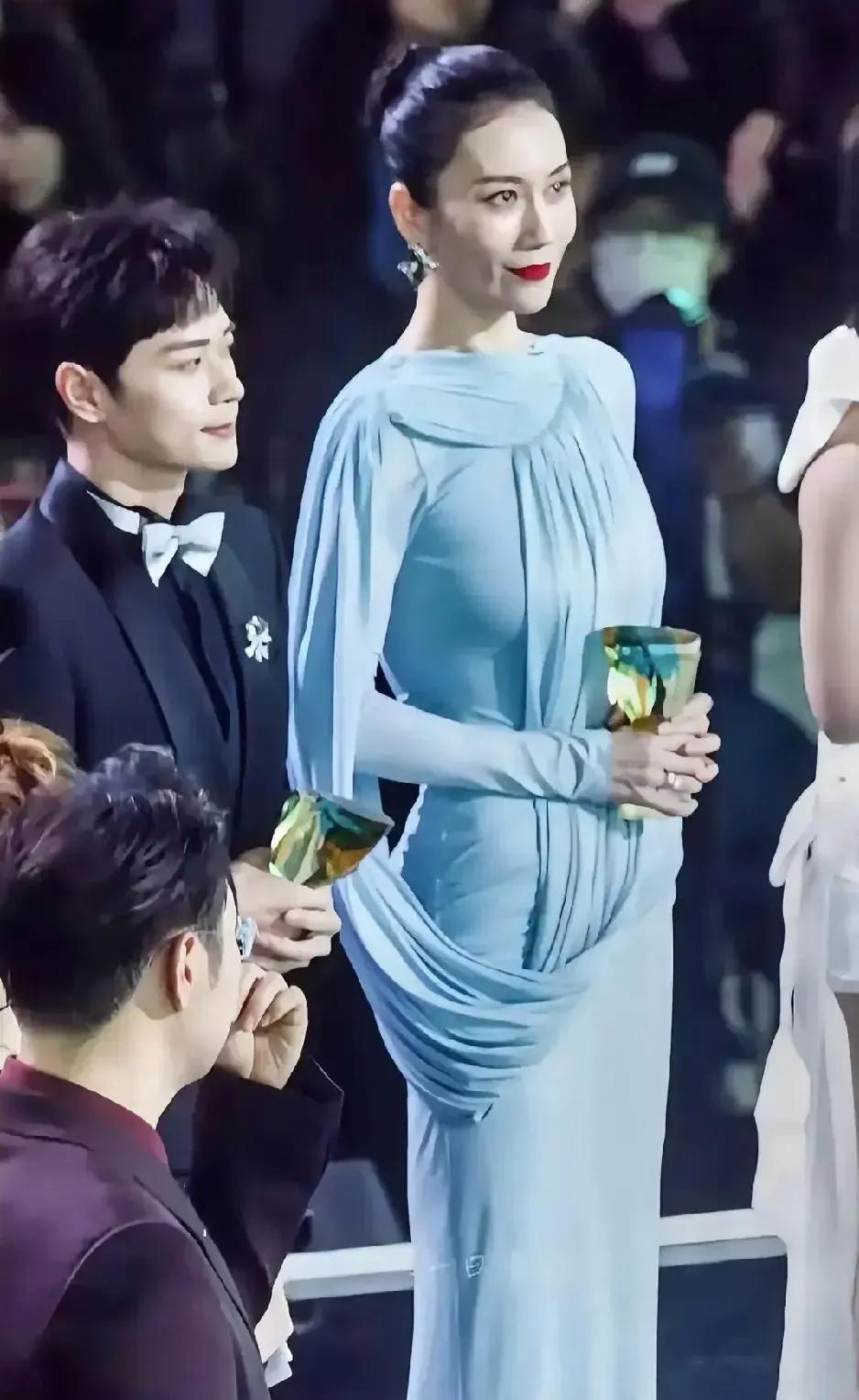 曹骏万万没想到，自己上个星光大赏和47岁温峥嵘一起，居然被夸很年轻。都说他磁场