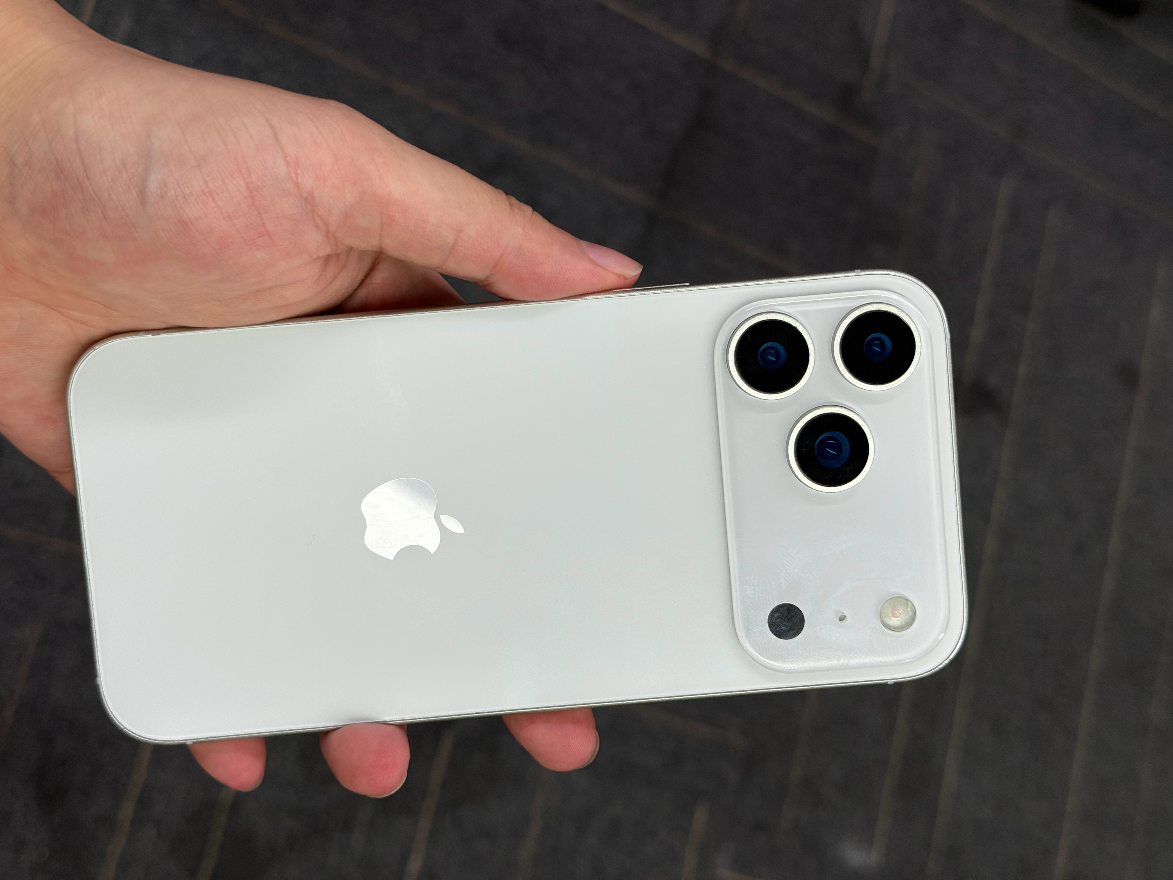 iPhone17Pro最新外观曝光iPhone17ProMax机模上手看