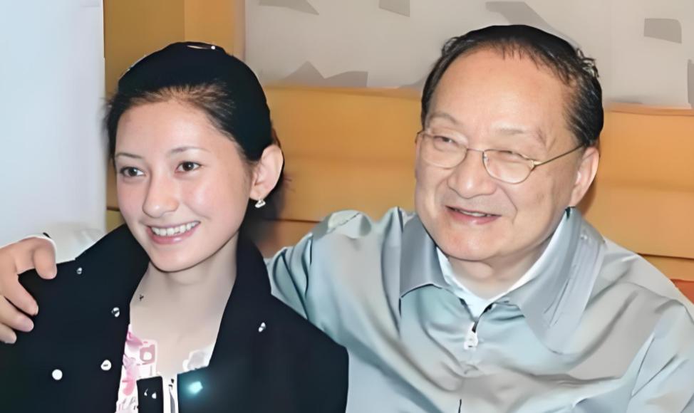 1966年的一天，金庸感到异常疲惫，决定去他常去的酒吧放松一下。在结账时，他顺