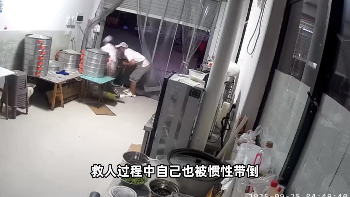 “人怎么能这么聪明！”9月25日，浙江金华，一对夫妻在早餐店里正工作时，丈夫突然