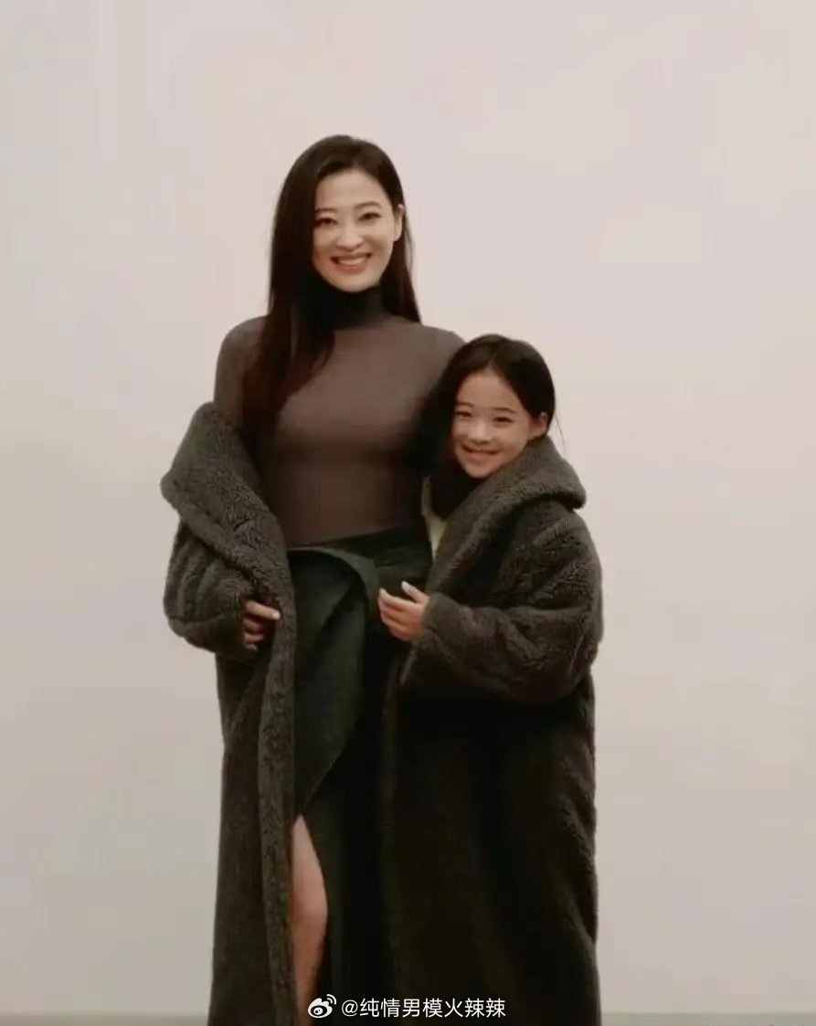 母女俩也太像了，梅婷这跟生了个自己有什么区别