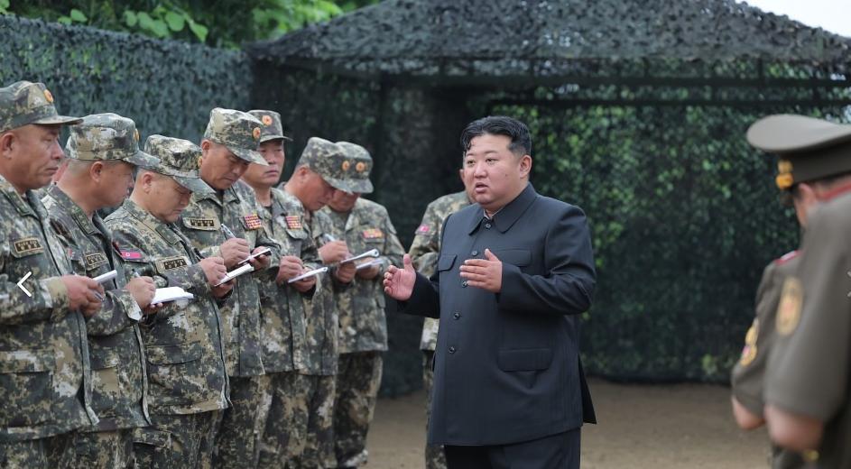 火炮射击很重要，换装新式野战服的人民军各级指挥官，认真记录、仔细聆听。就在23