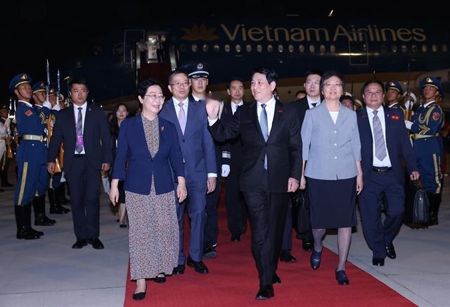 参加九三阅兵的越南国家主席梁强刚刚抵达北京，白天还在越南参加自己的阅兵和活动，真
