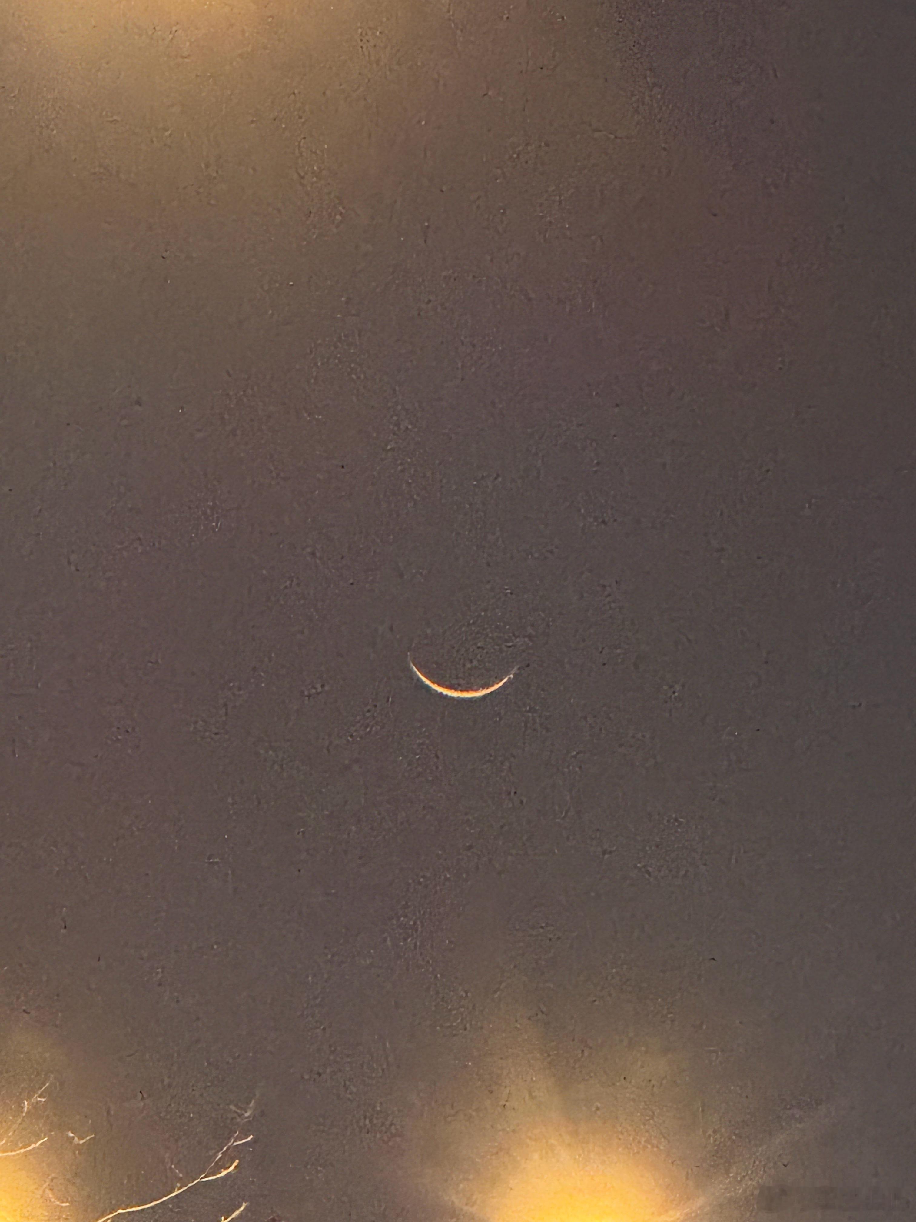 今晚的月亮，得翻条线喔！你们见到的月亮是怎样的？