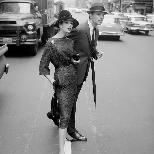 1950年代的纽约街拍，男与女，很时尚啊。1950年代是美国摄影史上一个极具变