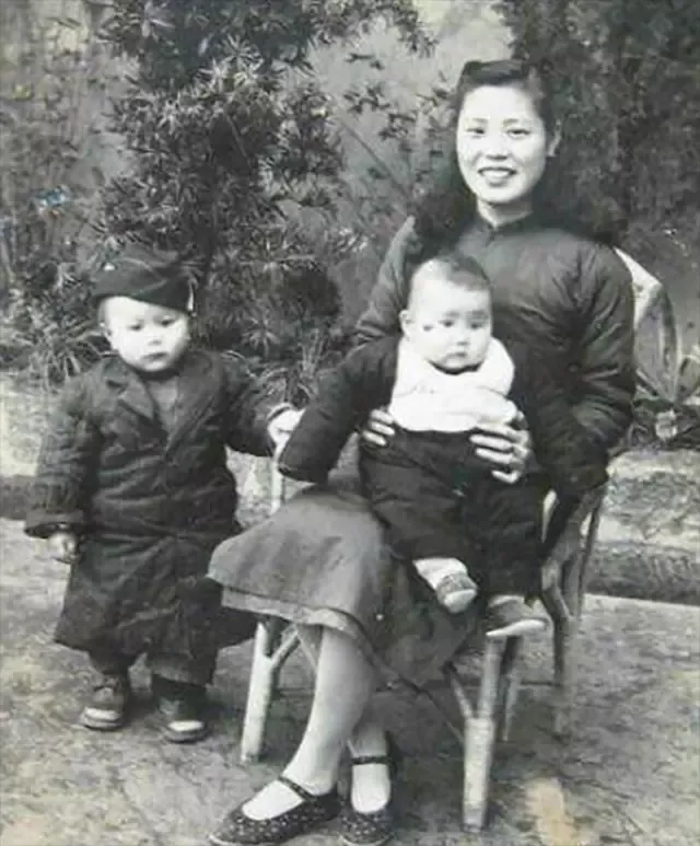 1919年，黄金荣给章士钊介绍结识了一个青楼女子奚翠贞，但他怕妻子吴弱男知道，于