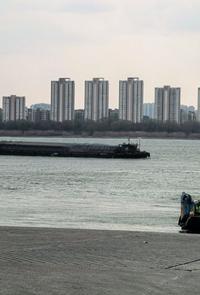 1973年，开国中将梁兴初在太原化工厂劳动改造，一次扫地被工人喊住：“梁师傅，我