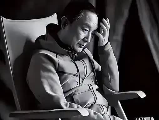 当年左拥右抱半个娱乐圈美人，如今天天推着轮椅上的老母亲晒太阳——这
