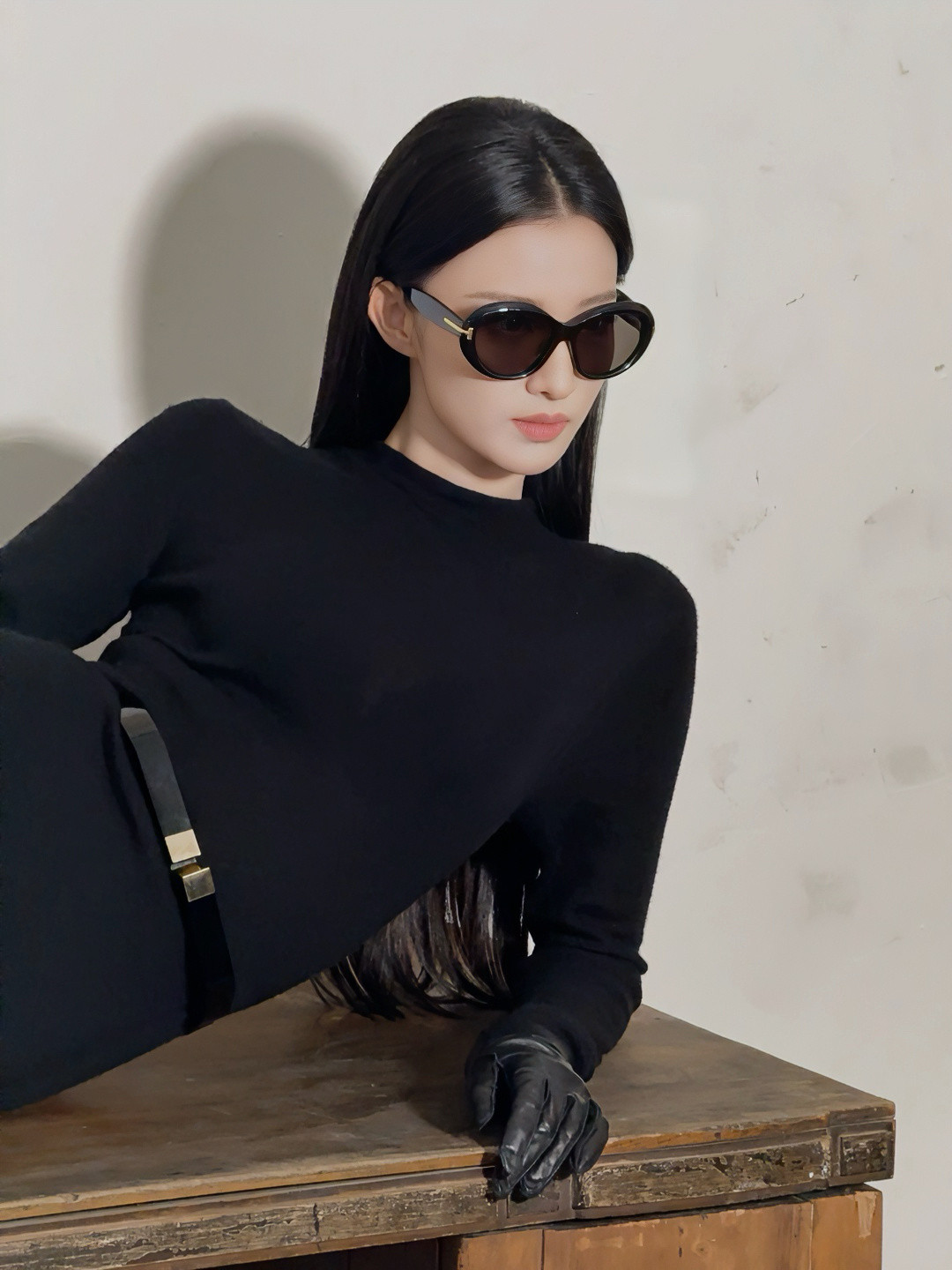 王楚然黑天鹅鲨疯了！allblack造型配黑皮手套+黑长直，清冷与妩媚双修