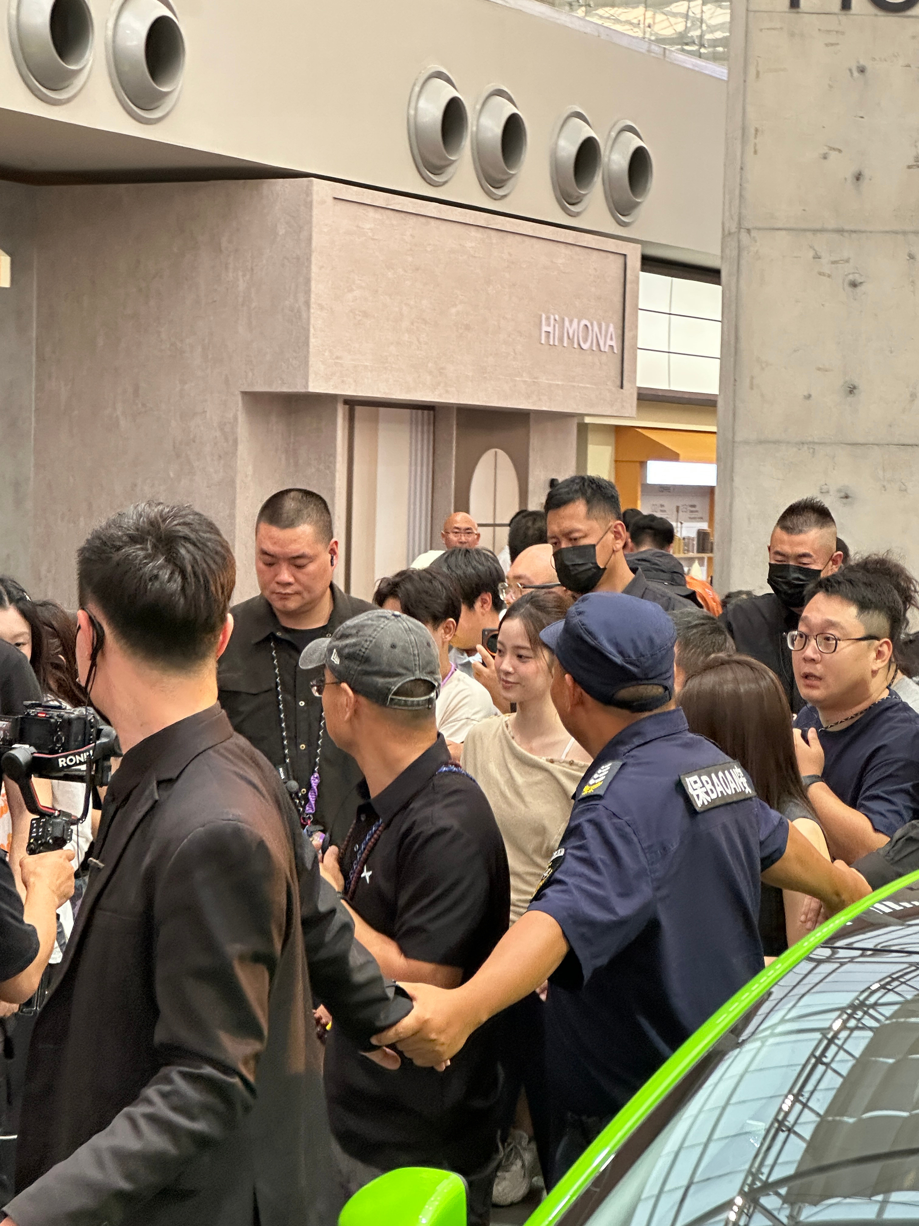 娜娜也好起来了，和师兄参加一个活动了[笑着哭][笑着哭]​​​