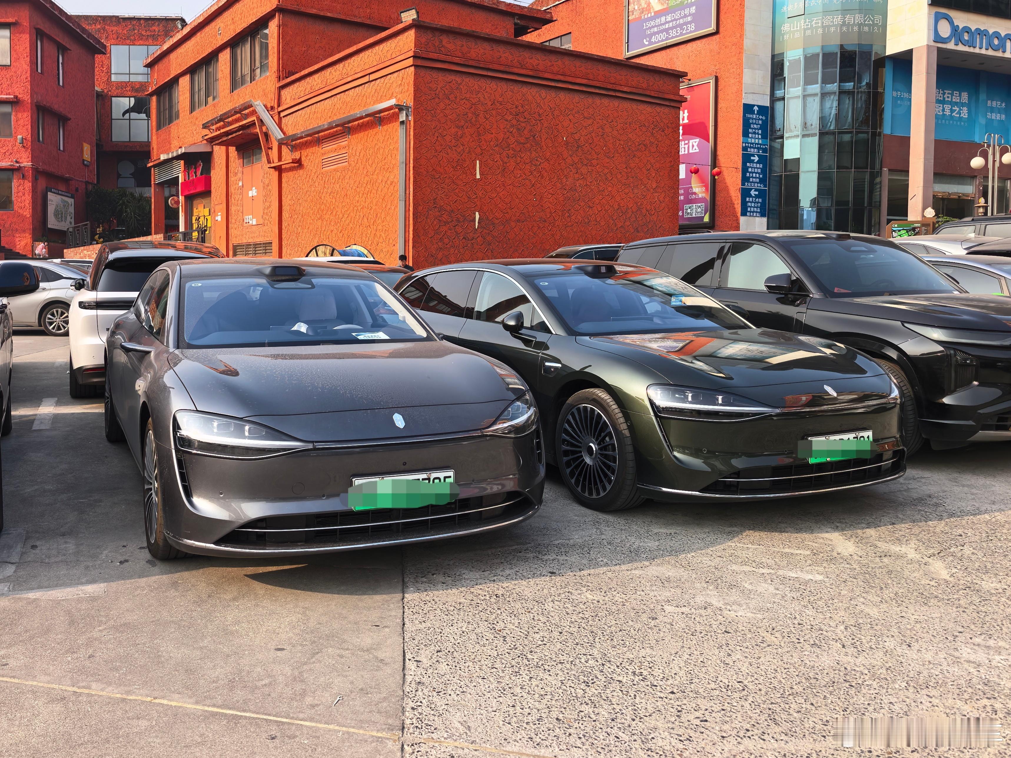 开享界s9t去到一个小景点，转来转去好不容易终于找到一个空的停车位，旁边居然正好