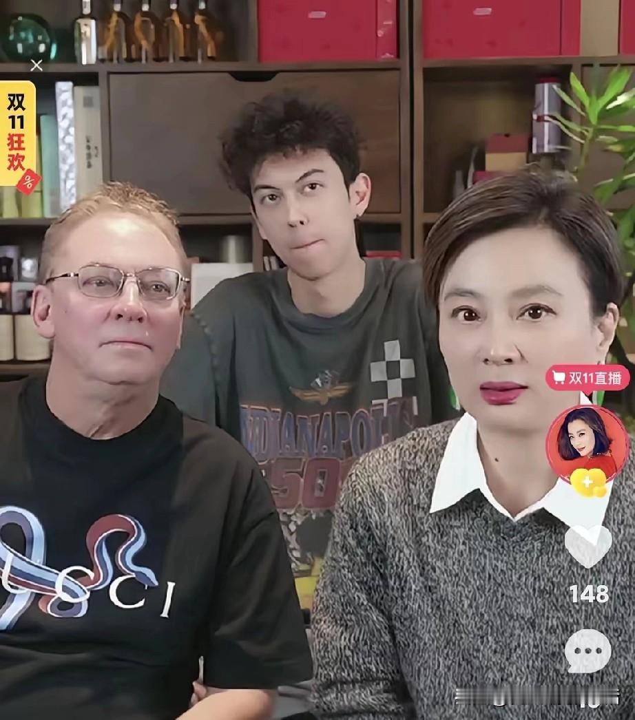 李玲玉和外国老公压根没离婚，一家三口共同出现在直播间里。李玲玉与加拿大籍犹太富