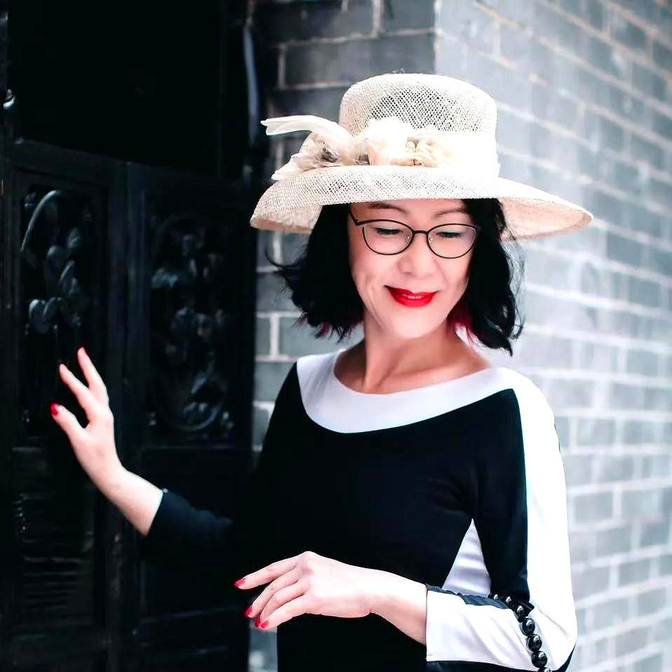 “旧爱不如新欢？”李国庆一句话把俞渝推上热搜。昨天他在直播里夸现任：“她是爱