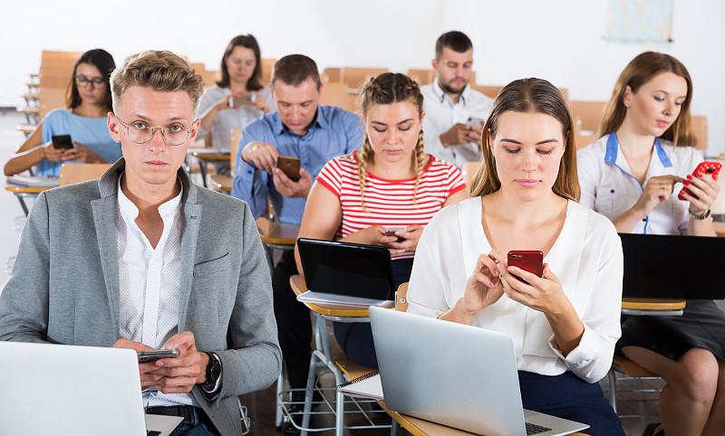 一个奇怪的现象出现了：知书而不达理一一当代大学生为何三观不正？中国高等教育思想道