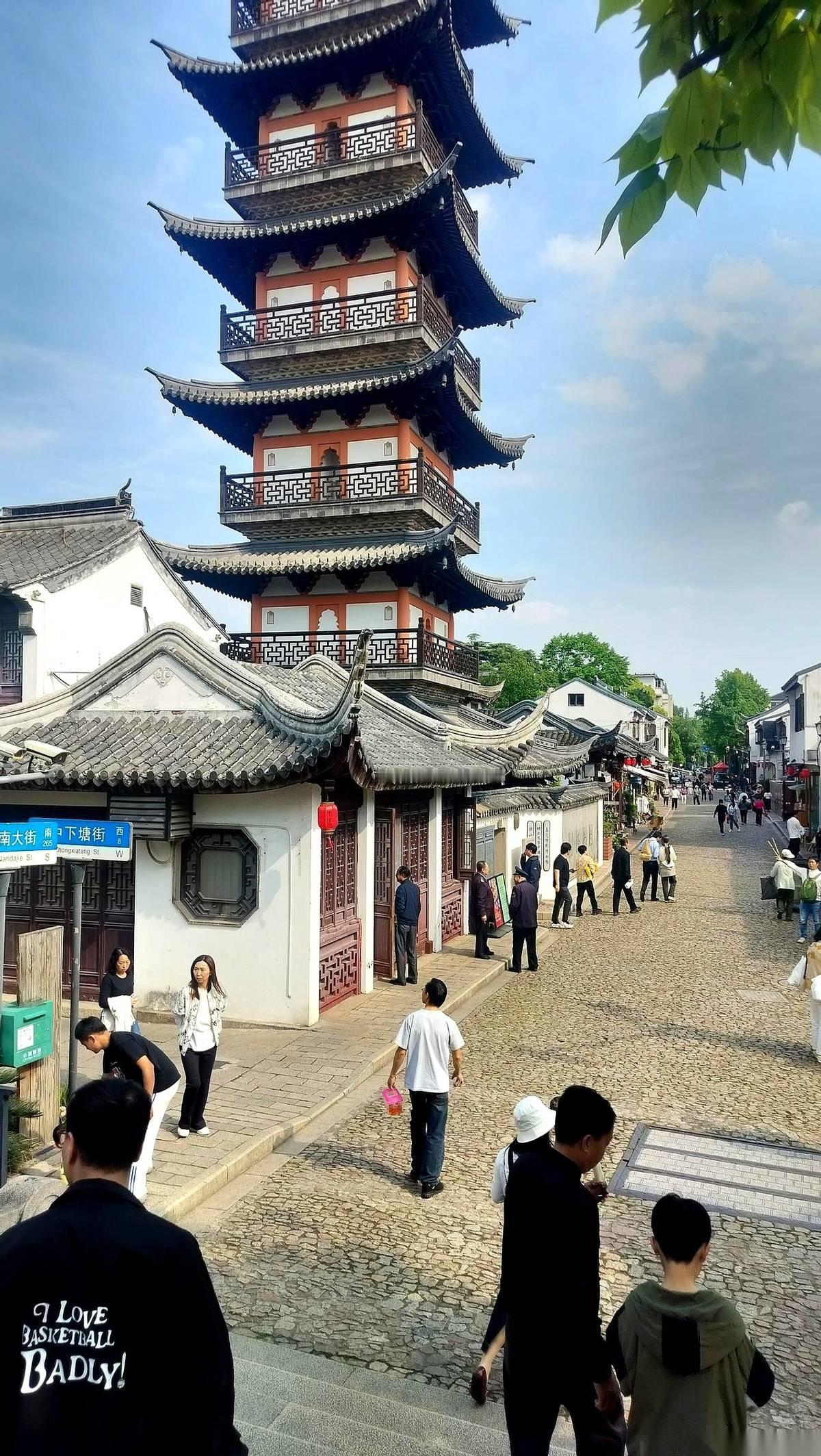 有些网贷，给自己戴了顶很好看的帽子，叫“普惠金融”。听着就暖心。一个“惠”字，