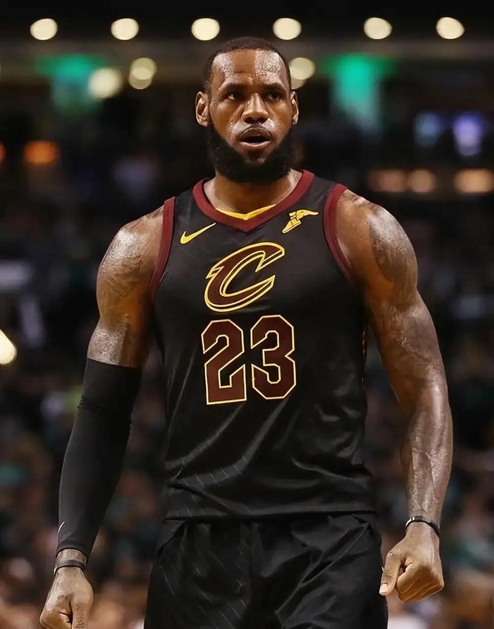 四旬老汉詹姆斯倒下了！ 在上一场与掘金的对决中，第四节关键时刻，詹姆斯在上篮