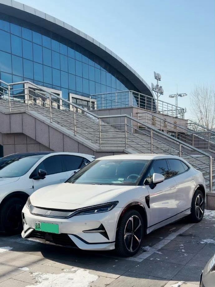 最近发现一股新的风潮，许多高校校园里大学老师都在开比亚迪，王朝、海洋、腾势……全