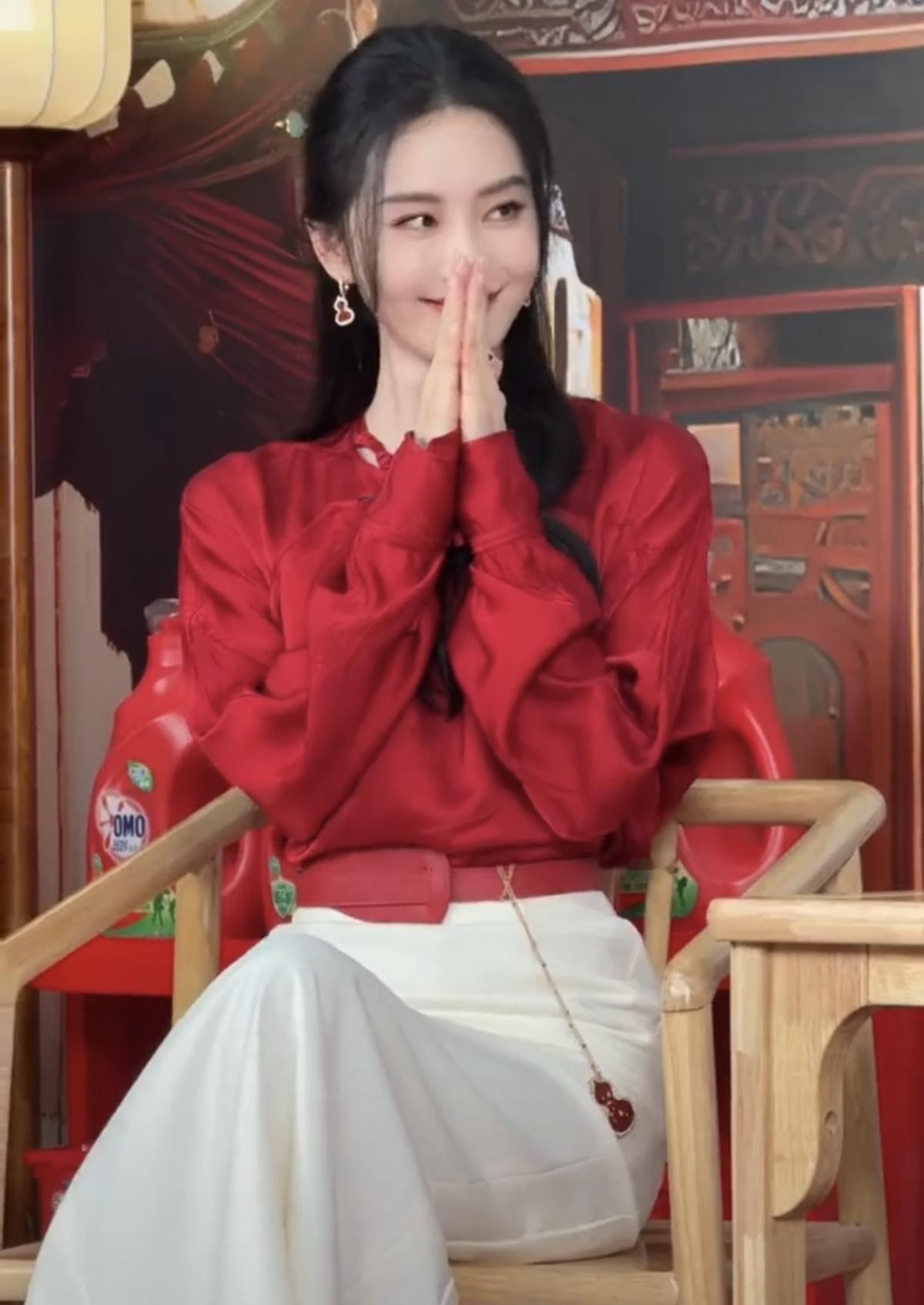 说实话，他当年演的仙剑奇侠传，什么唐嫣啊，刘诗诗啊，杨幂，那时候是真正他的颜值巅