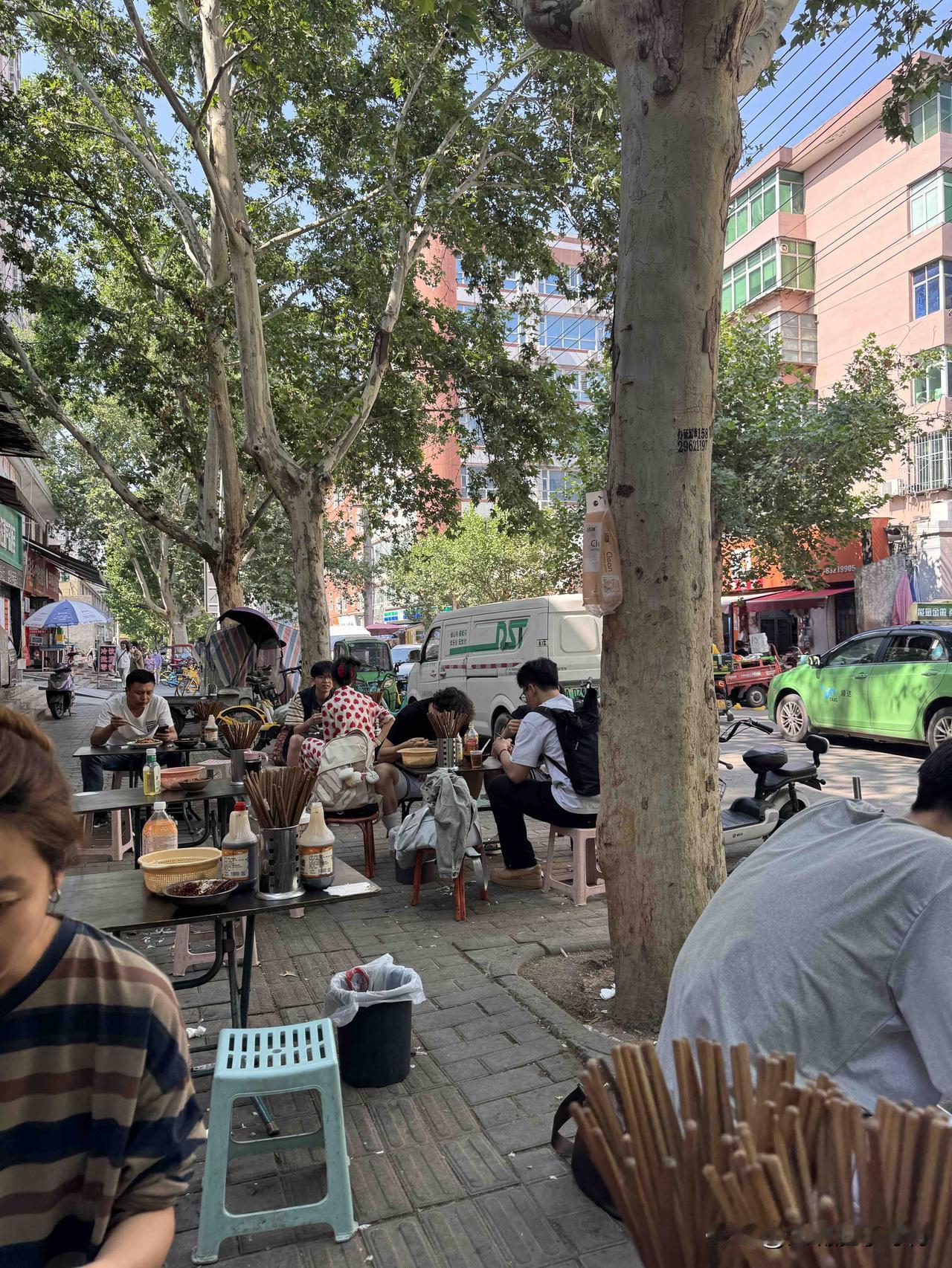 中午吃了一碗老二面庄的韭菜肉丝面，这下午2点了，人还是爆满，都坐到马路沿上了，就