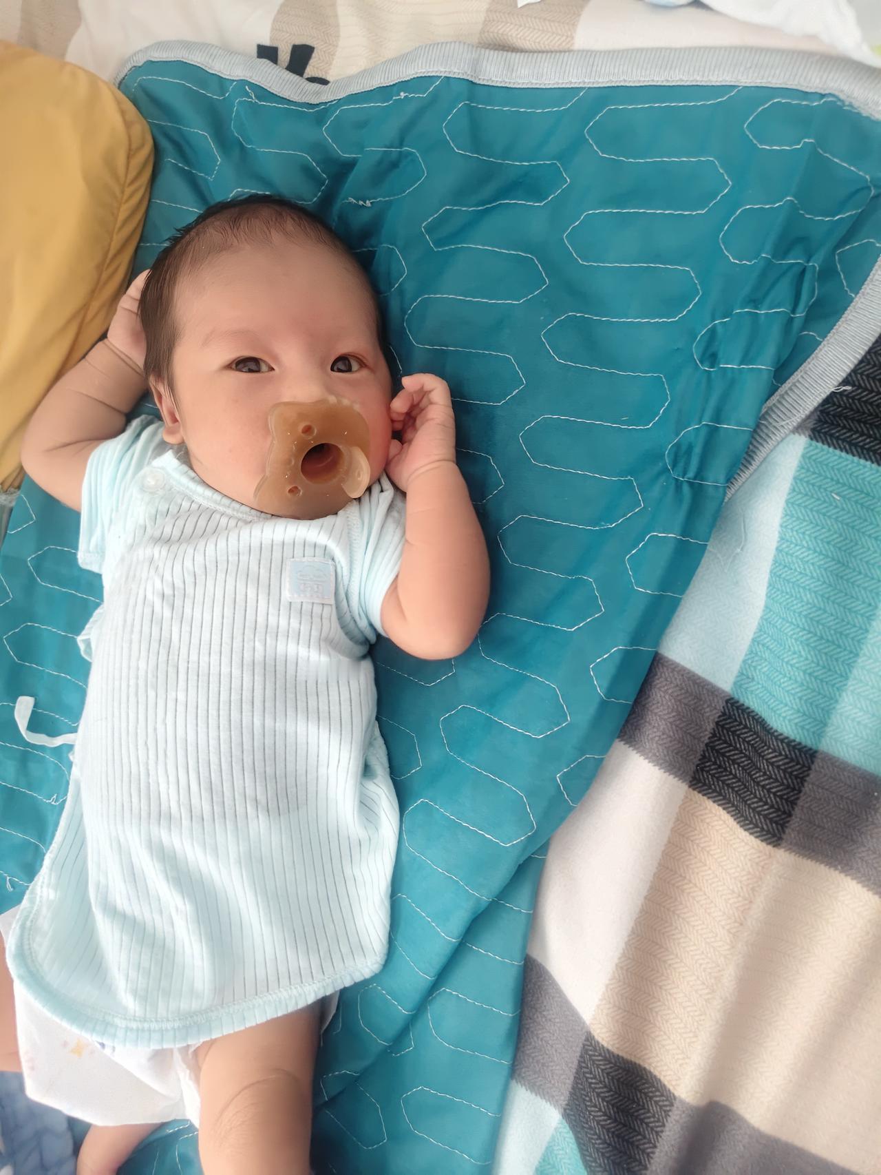 昨天去妇幼保健院给孙宝复查黄疸，孙宝出生时候是12个，医生说有点高，但能吃能睡，