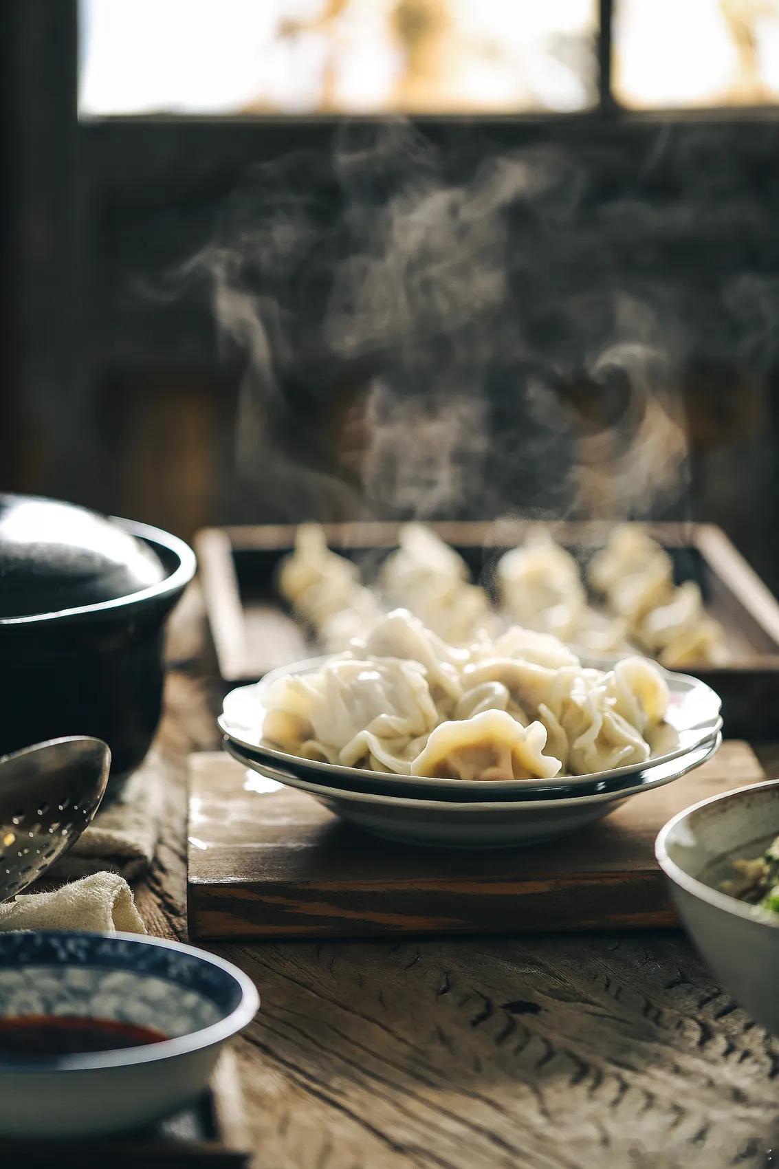 生活有时像擀饺子皮，难免要费点力气、沾点灰。但别怕，那些小小的甜头、细碎的快乐，
