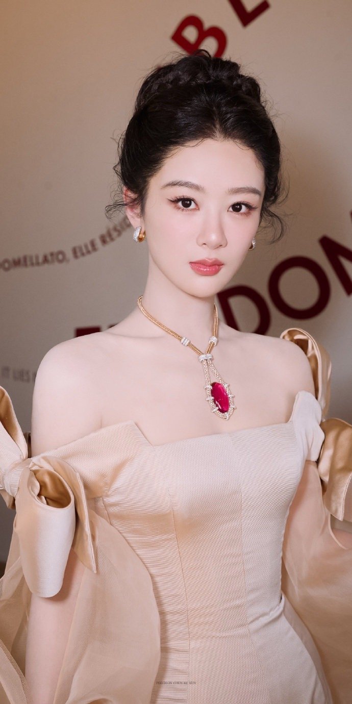 杨紫玉兰花开君再来💜杨紫董竹君世界万般苦，你是一点甜，所有的晦暗都留给过往