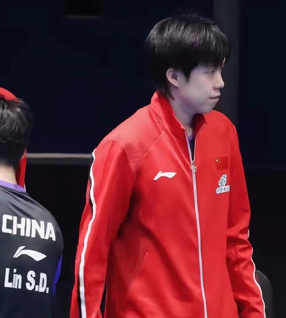 中国男乒能走多远？靠着王楚钦的神勇无敌靠着林诗栋的状态回升中国男团战胜罗马