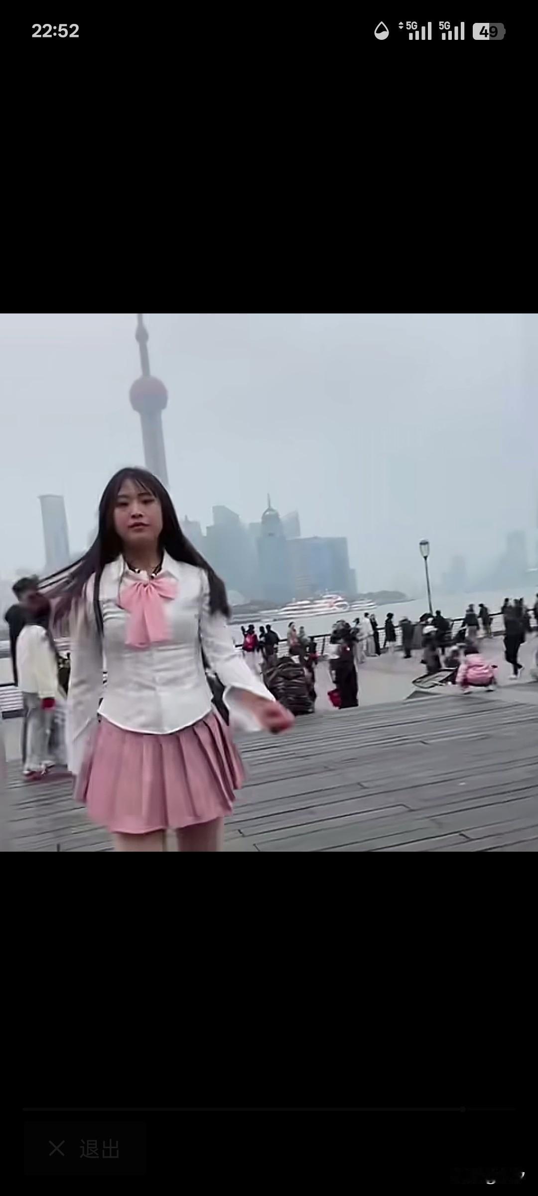 上海外滩跳舞小姐姐后续来了，好消息是人红了，坏消息是账号直播权被收回了！近日