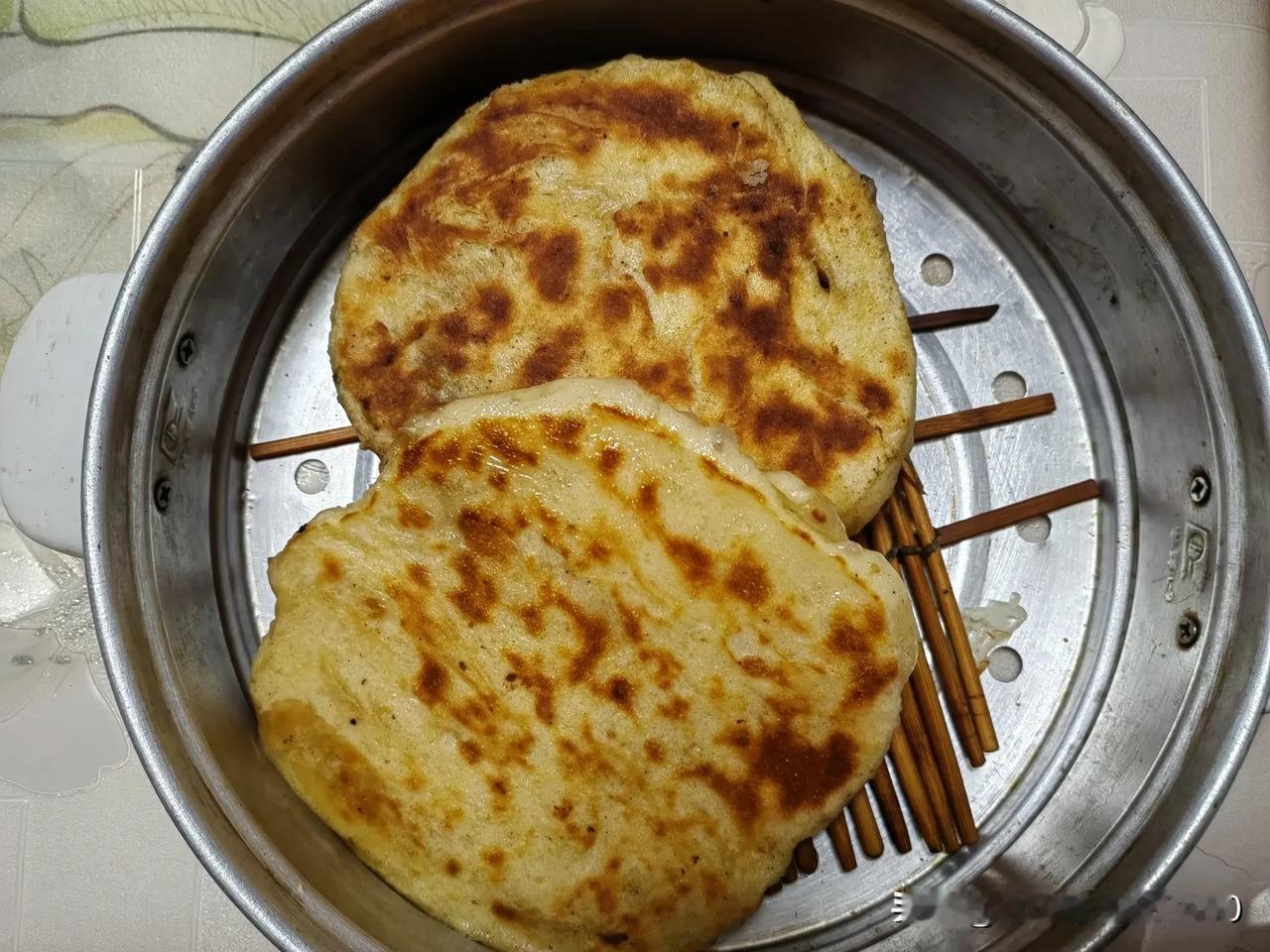 今天晚饭是做的新饭中午是吃得剩饭晚上没有主食了于是决定烙豆馅儿饼和糖饼🫓