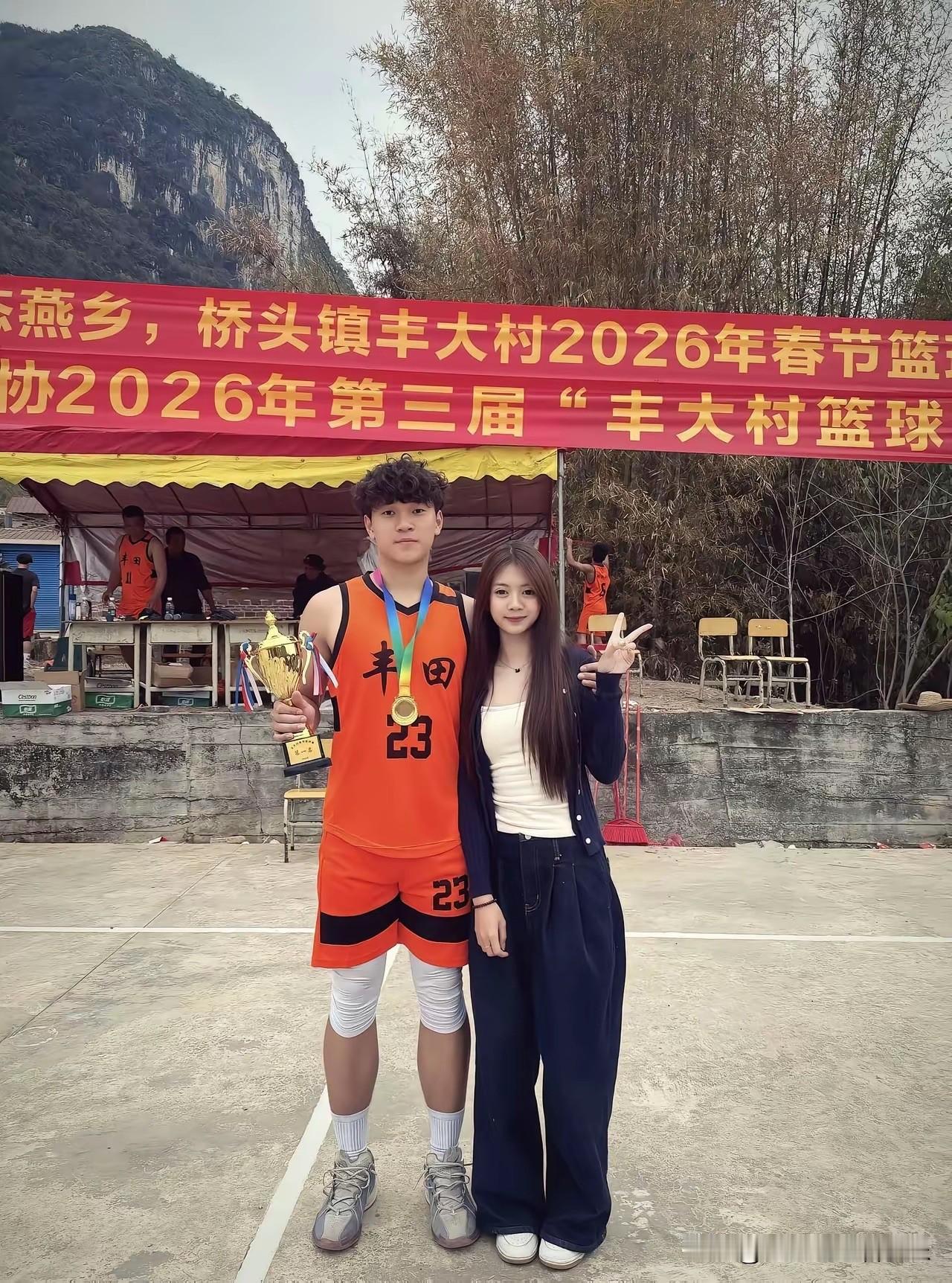 不得不说，体育生在学校里，应该是最吃香的吧。