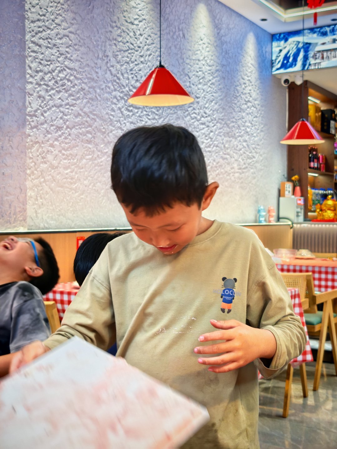 你小时候，这么吃过蛋糕吗？哈哈哈哈，太好吃了，底子都舔干净了。