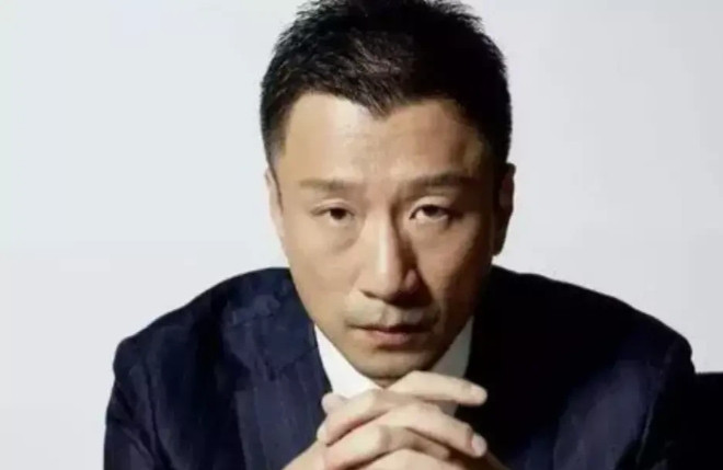 2002年，32岁的孙红雷，凭借电视剧《征服》一夜成名，一次外出吃饭，孙红雷和别