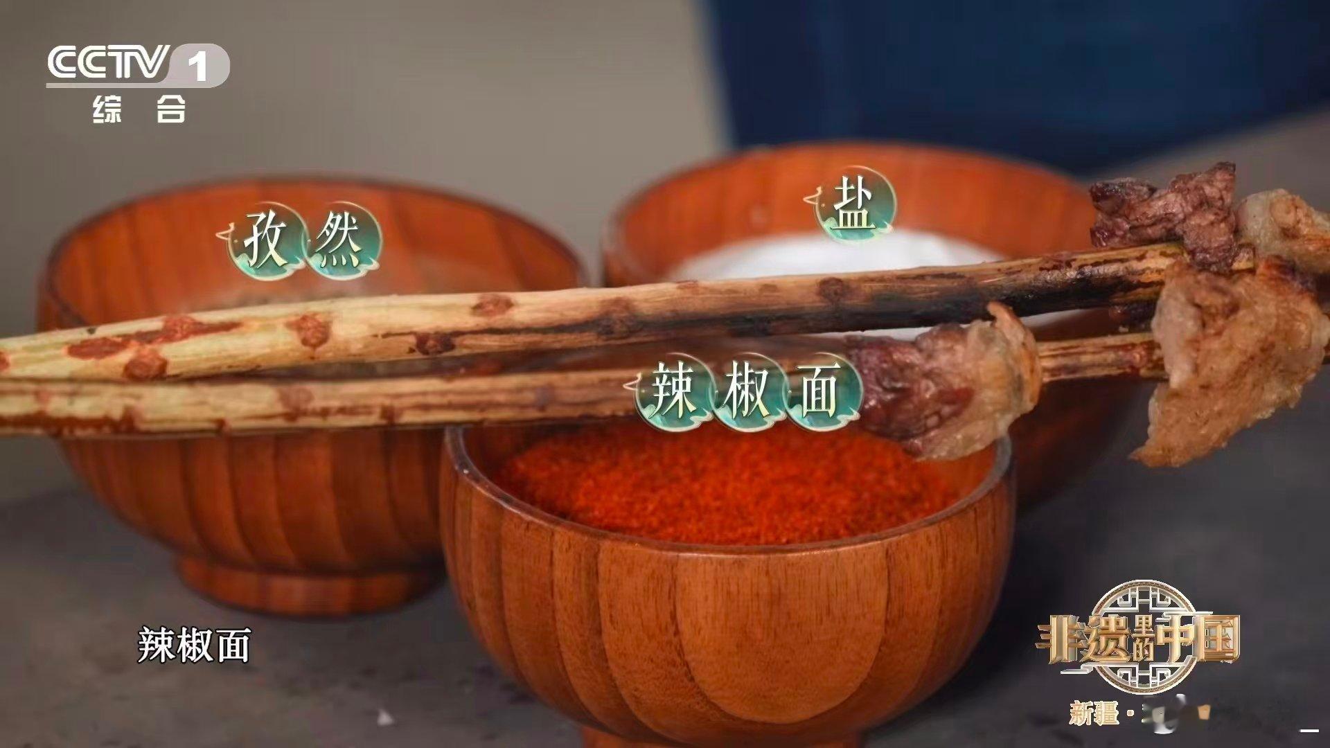 新疆羊肉串一米长救命！新疆这一米长的羊肉串也太顶了！羊尾油烤得焦香，肉粒又大又