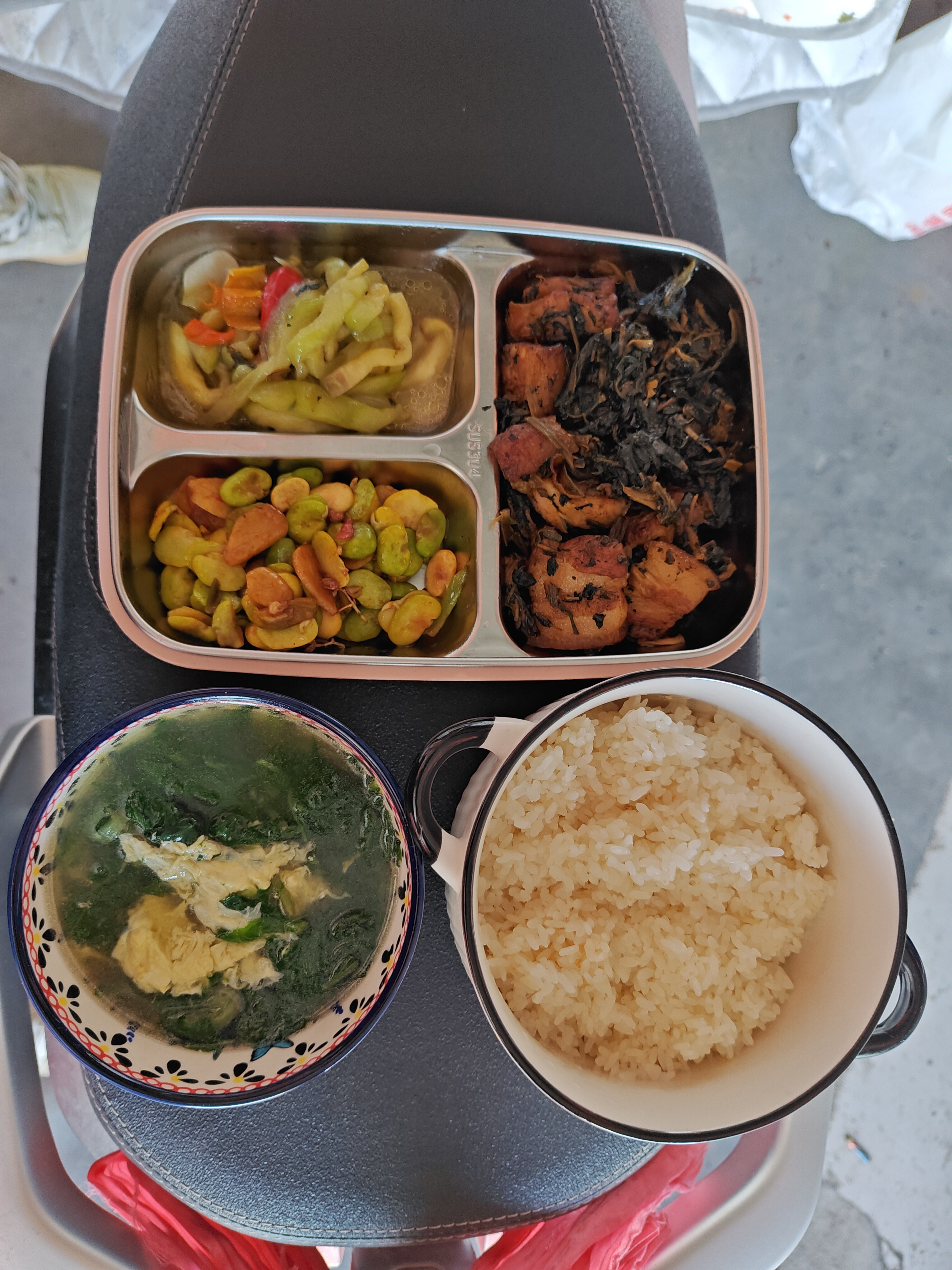 未来丈母娘派遣女朋友来送饭啦