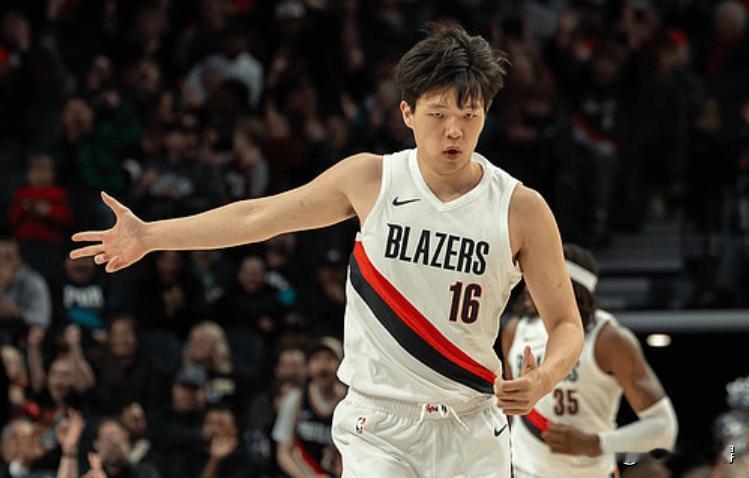 现在留给小杨的机会真的不多了，这句话并非是危言耸听，目前随着开拓者大面积球员伤病