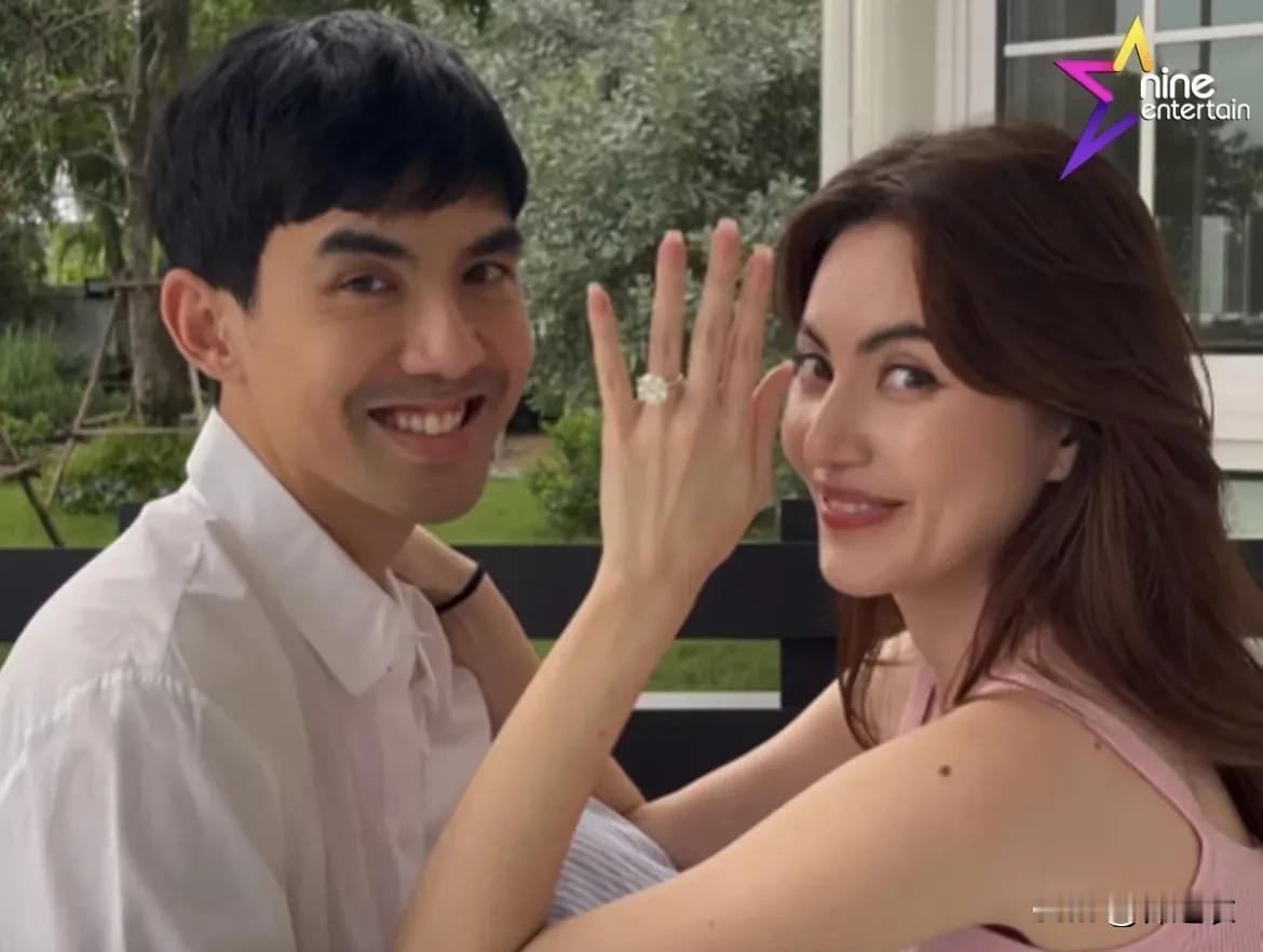泰国女明星Mai和男朋友交往这么多年，近日这男的终于向Mai求婚了，看给Mai高