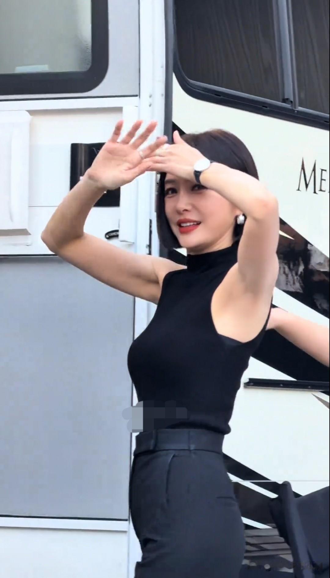 秦岚一出场，哇声一片，气场全开[爱心][爱心][爱心]专业人士说了，秦岚这身材，