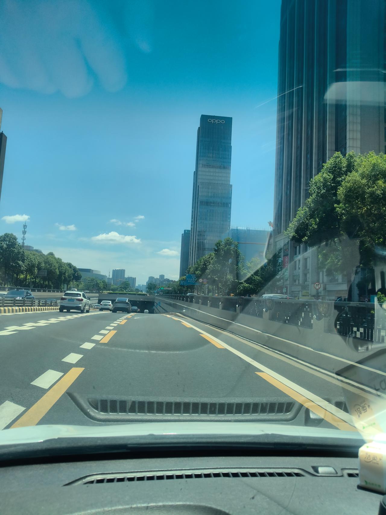 成都每条核心主干道都有专属的最美建筑，看梓州大道最美建筑还得是OPPO中心成都商