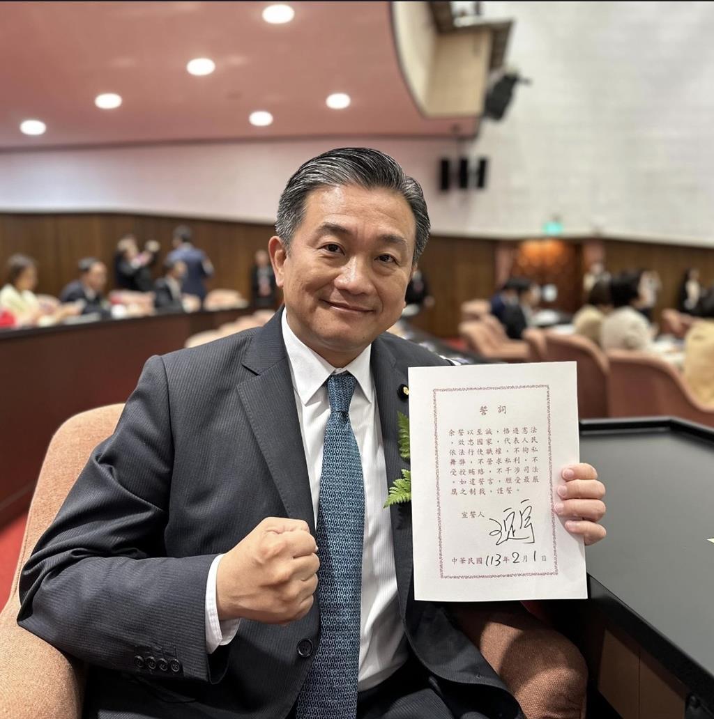 民进党绿委王定宇3日遭周刊爆料疑「夺人小三」，他将在10点于办公室，完整说明整起