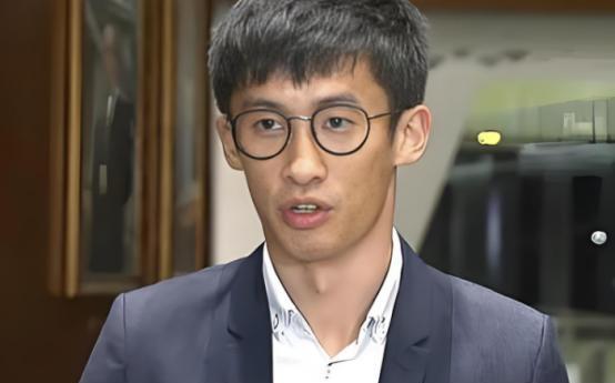 香港不是中国的！2016年，香港议员梁颂恒在香港立法会宣誓时，公然高举辱华的标语