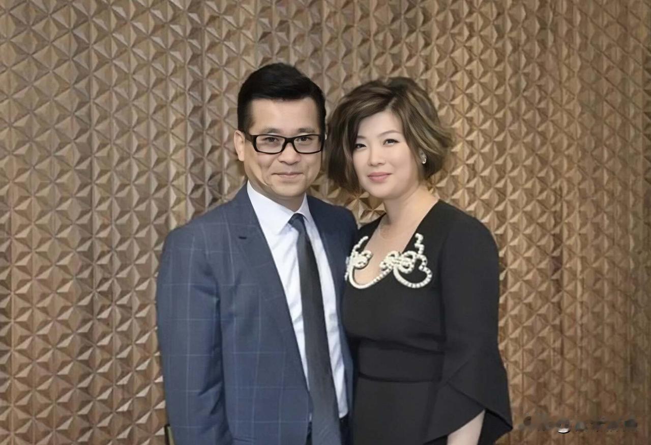 港姐亚军牵自闭症儿子露面，豪门离婚拉锯战撕开保护壳，马赛克背后到底在防什么。李