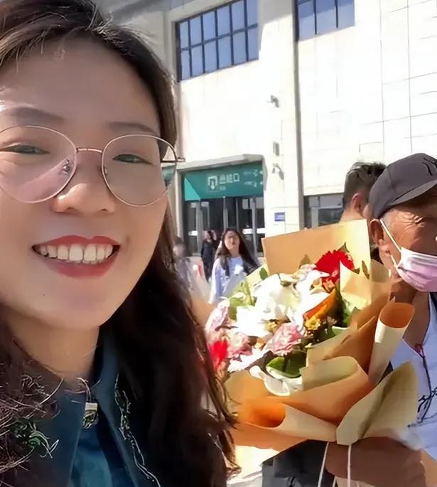山东一老汉的孙子结婚，刚要拍全家福时，老汉却突然拉着一个非亲非故的女子，让她一起