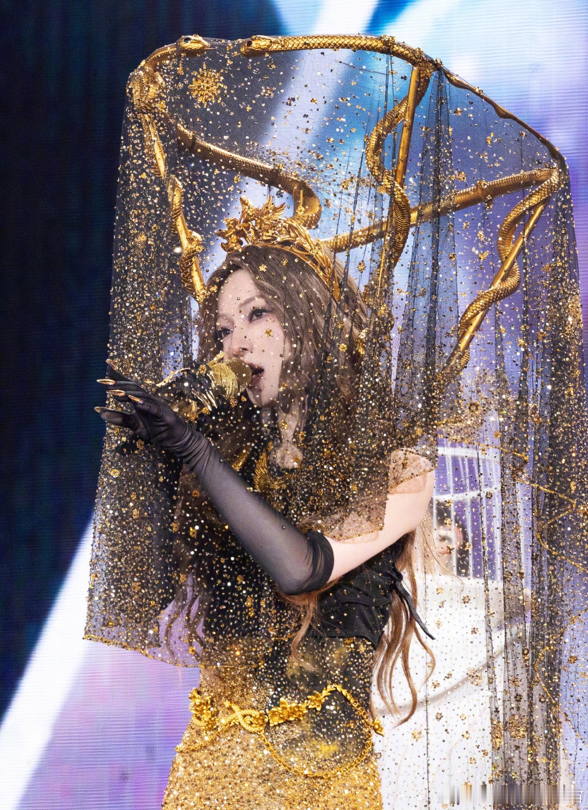 张韶涵演唱会上的蛇VS蔡依林演唱会上的蛇在蔡依林演唱会上出现巨大的蛇且被举报的事