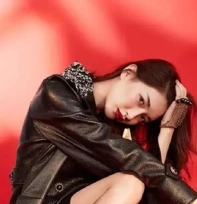 江疏影2017年发脚趾自拍配文“不服来战”这事，放在今天看依然挺有意思。当时她两根大脚趾坳出不同造型