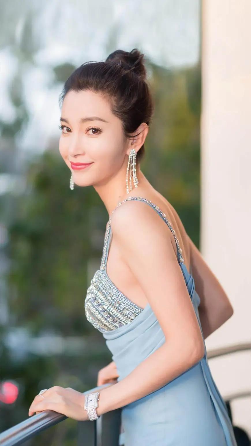 有些人的美会跟着岁月“生长”？李冰冰和章子怡这组照片，简直就是一本活生生的“时光